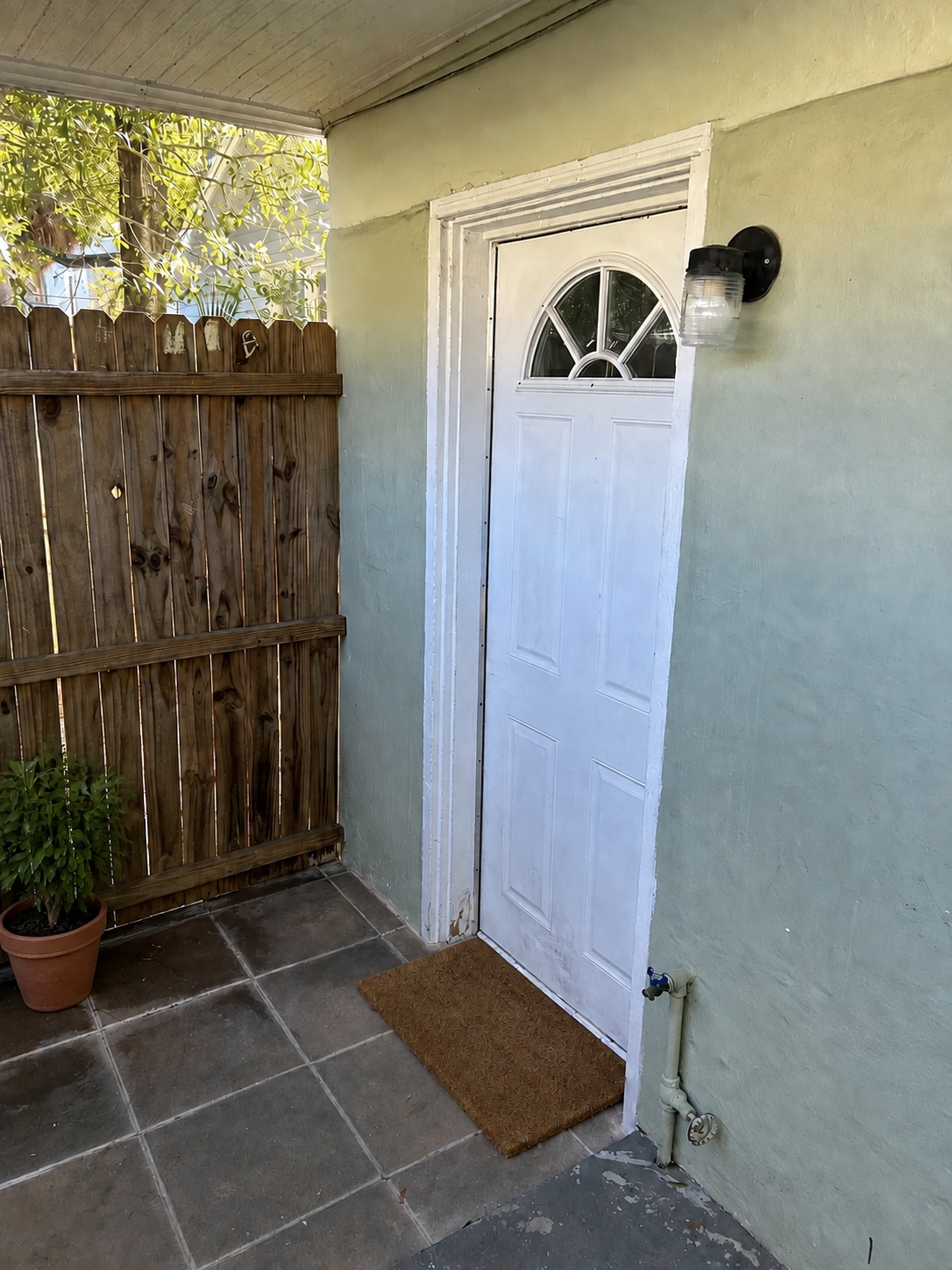 Lower covered entrance